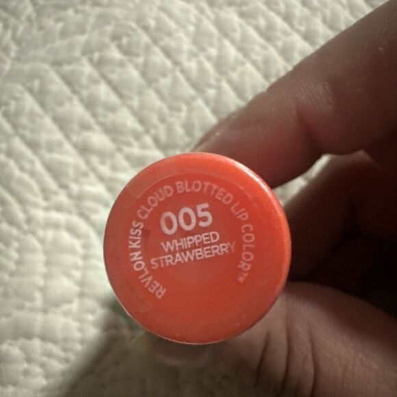 Revlon Kiss Cloud Blotted Lip Color #005 Whipped Strawberry - COMBINED SHIPPING - Picture 2 of 3
